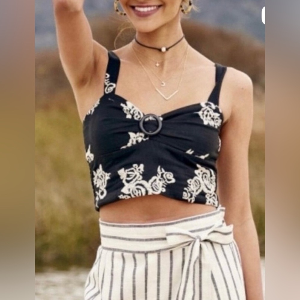 Altar’d State Floral Black and White crop size small